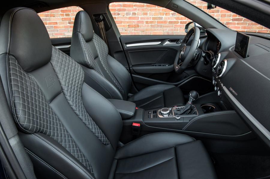 Интерьер Audi S3 Sedan (8V) 2016 года  (NA) (фото 15 из 40)